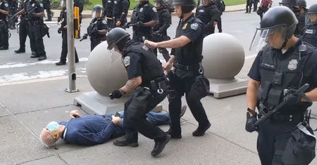 Zamieszki w USA. Policjanci zaatakowali 75-latka. Nie przyznają się do winy