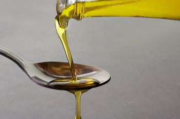 Łyżka na czczo. Obniża cholesterol, wspiera serce, a brzuch staje się płaski