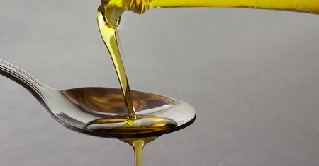 Łyżka na czczo. Obniża cholesterol, wspiera serce, a brzuch staje się płaski