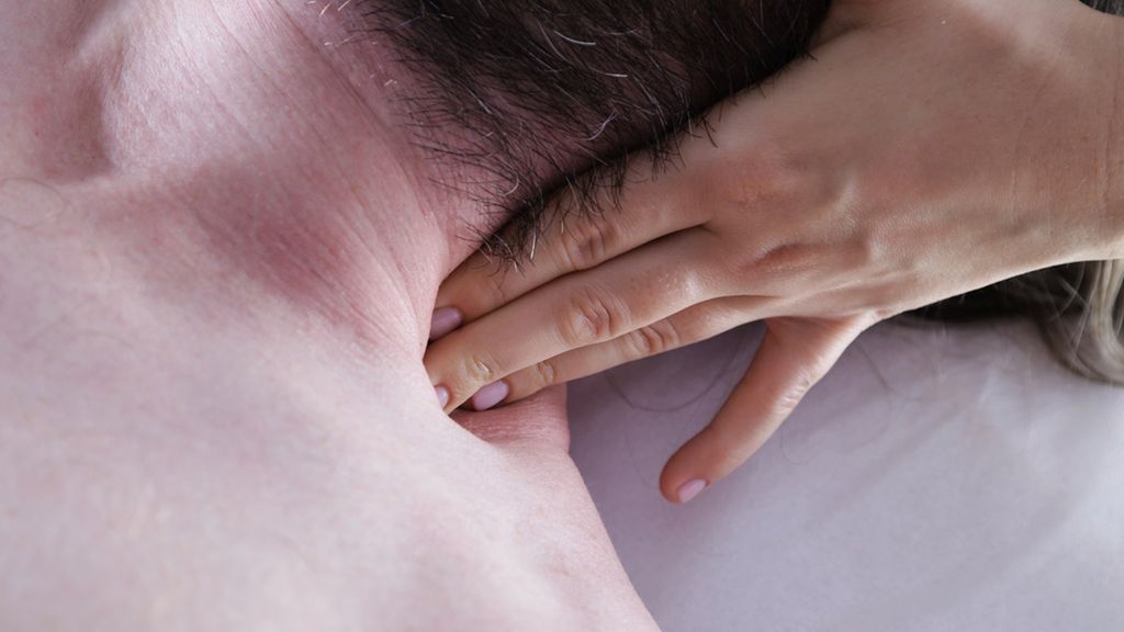 Sztywnienie karku to nieprzyjemny objaw, który m.in. ogranicza ruchy szyi