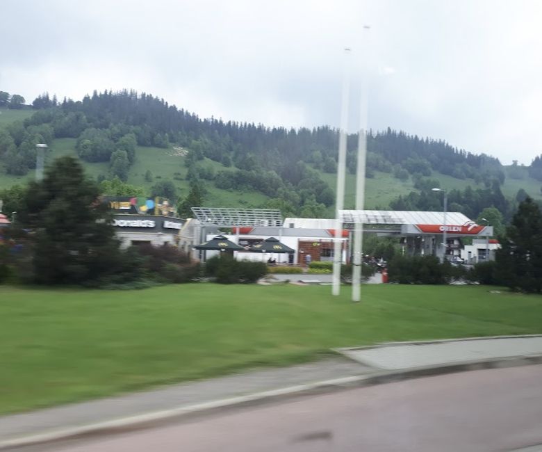 Miejscowi wiedzą, że najłatwiej pokonać przeszkody na drodze do części Zakopanego, przedostając się przez stację benzynową