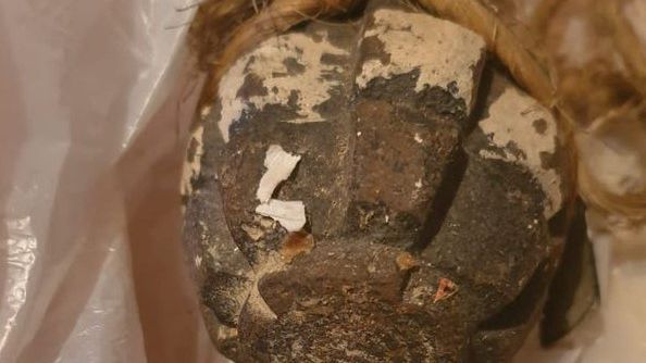 Kobieta podczas sprzątania znalazła granat. Akcja służb w Kętrzynie 