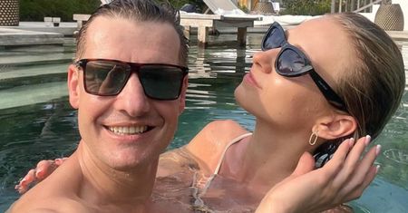 Żona Rafała Mroczka wygrzewa się w bikini i pozuje z Biblią w dłoni, prawiąc o modlitwie o męża (FOTO)