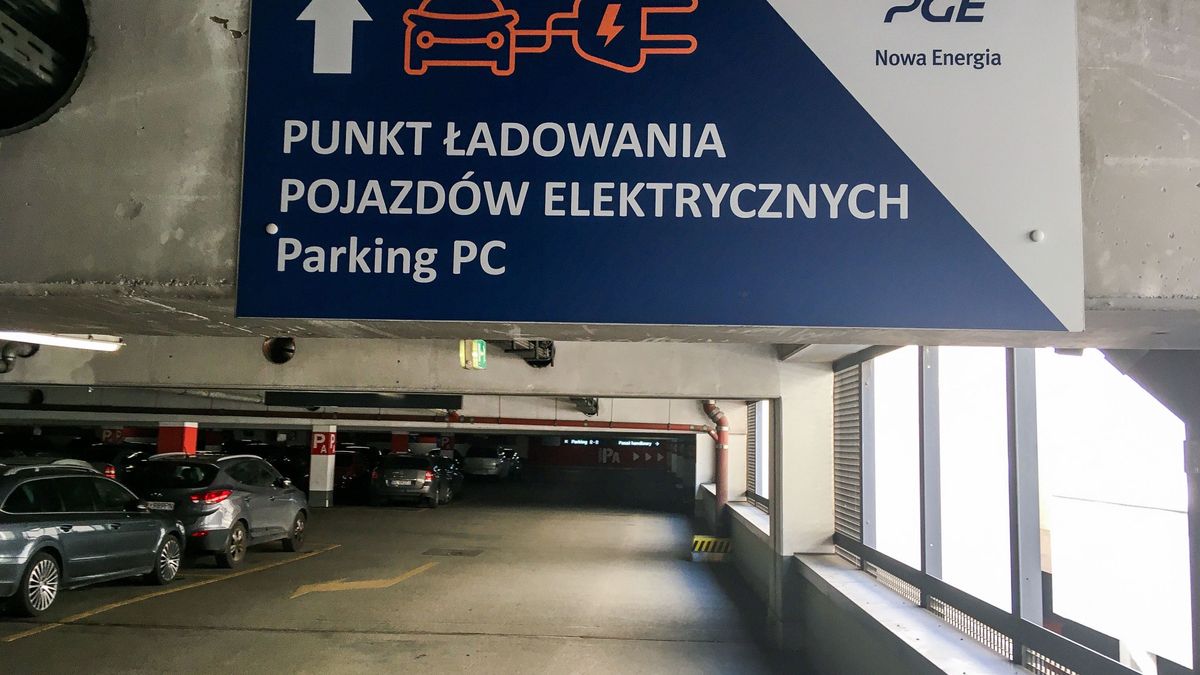 Koniec stacji ładowania aut elektrycznych. PGE szuka kupca