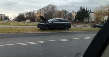 Zderzenie audi z pompą do betonu na rondzie przy Makro. Kierowcom nic się nie stało