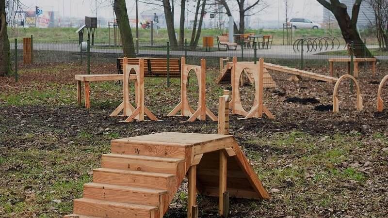 Wybieg dla psów z przeszkodami w Parku Ludowym