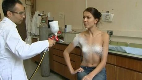 Tak nanosi się ubranie w sprayu na żywego człowieka [wideo] 1