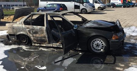 Z BMW nic nie zostało, renault został uszkodzony. Właściciel wyznaczył nagrodę za wskazanie sprawcy