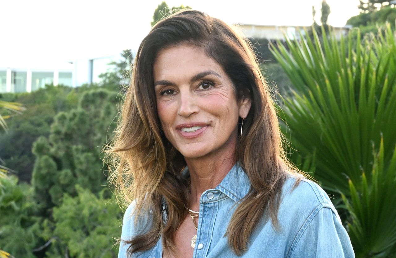 Cinday Crawford w all denim looku