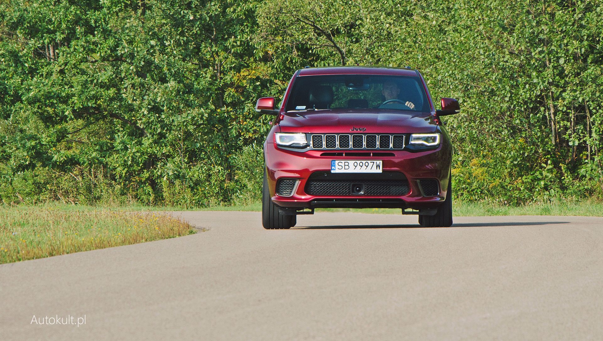 Jeep Grand Cherokee Trackhawk prowadzi się jak na swoją masę świetnie. Naprawdę świetnie.