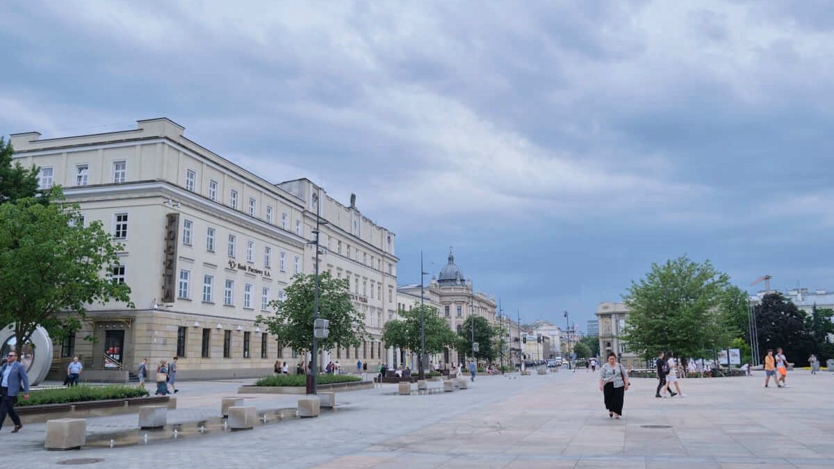 Ciemne chmury widziane z Placu Litewskiego