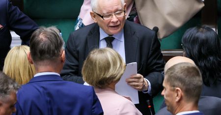 Kaczyński: przejście na euro doprowadzi do "zubożenia Polaków". "Nic takiego nigdzie się nie wydarzyło"