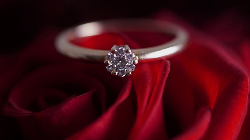 Pierścionek zaręczynowy z diamentem na róży