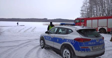 Wjechał autem na zamarznięte jezioro. Lód załamał się pod ciężarem land rovera