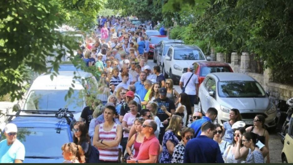 Wybory 2020. Kolejka chętnych do głosowania w Chorwacji cały czas rosła (zdjęcie: Robert Makłowicz)