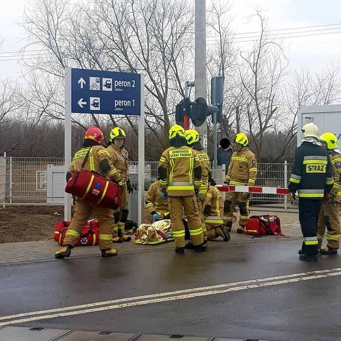 Kierowca volkswagena wjechał na remontowany przejazd kolejowy w Motyczu | fot. mł. kpt. Piotr Lipiec