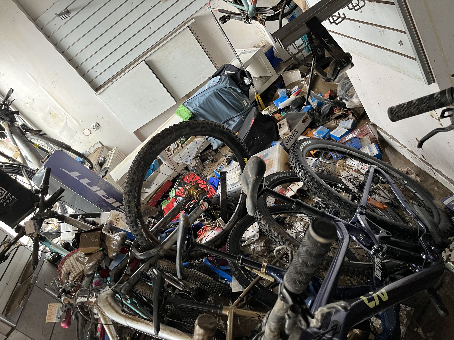 Zalany sklep rowerowy w Kłodzku