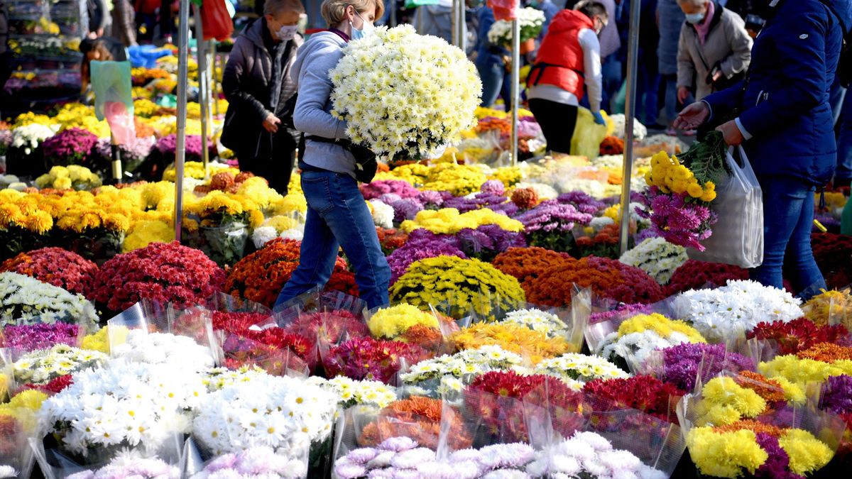 Polacy postanowili okazać solidarność osobom handlującym zniczami i kwiatami