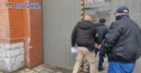 Zostawił w aucie martwego pasażera. Ukrywał się tygodniami