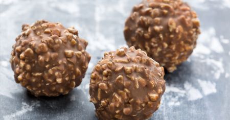Prosty przepis na orzechowe pralinki. Prawie jak ferrero rocher
