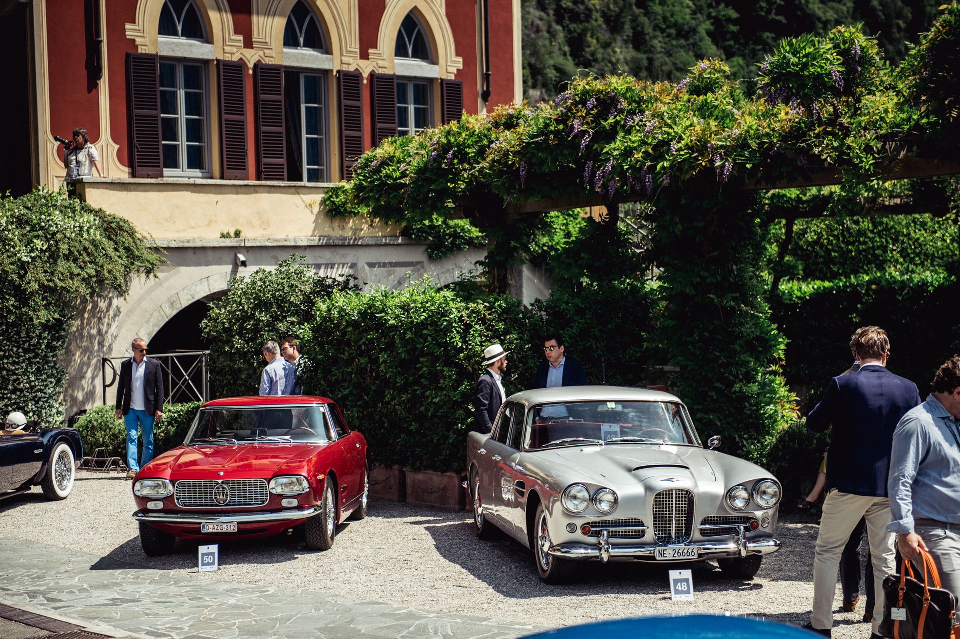 "Bohaterowie ery samochodów odrzutowych" - czyli klasa D - Maserati 5000 GT Allemano z 1962 r. i Lagonda Rapide Touring Superleggera z tego samego roku. Obydwa rozpędzały się do prędkości powyżej 250 km/h.
