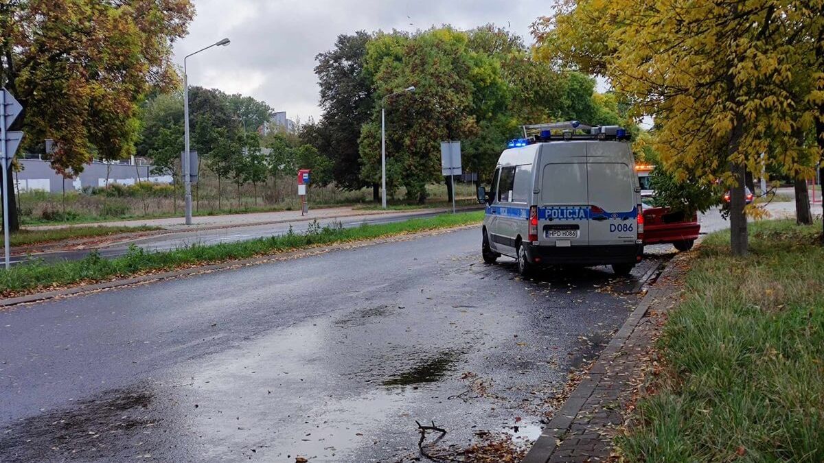 BMW uderzyło w latarnię na al. Andersa