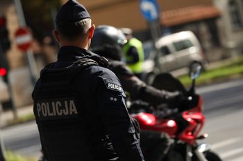 Wypadek pod Poznaniem. Kierowca Opla potrącił grupę mężczyzn. Zmarł jego brat
