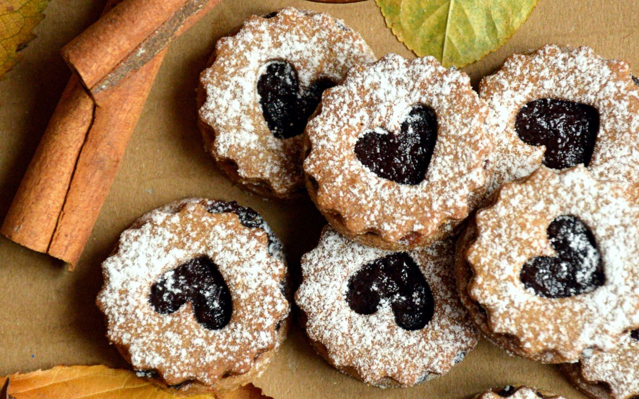 Nostalgic indulgence: Homemade cookies with marmalade