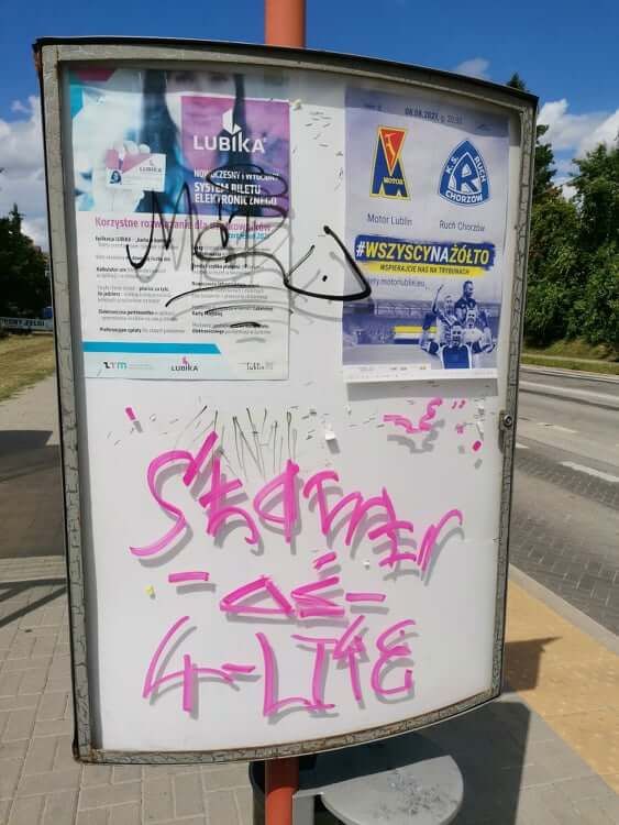 zdewastowany rozklad jazdy