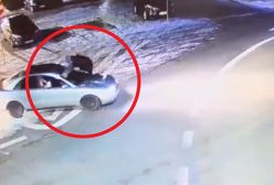 Poniosło ich. Pasażer zleciał z dachu samochodu