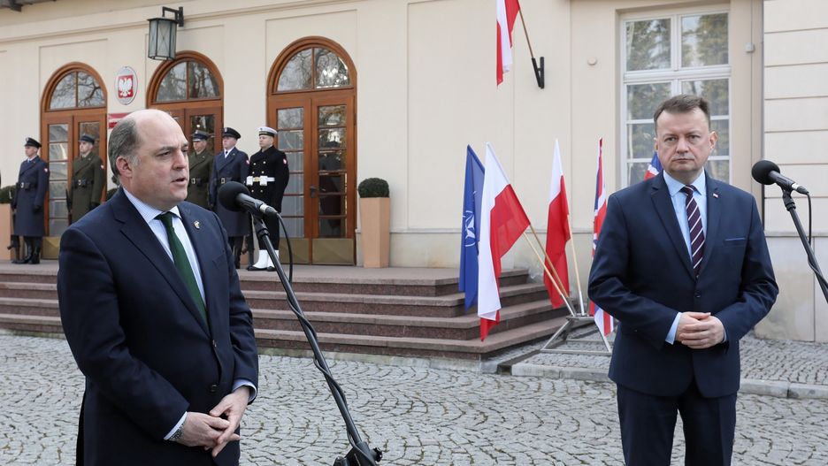 Mariusz B�aszczak, Ben WallaceWarszawa, 17.03.2022. Minister obrony narodowej Mariusz B�aszczak (P) i sekretarz obrony Wielkiej Brytanii Ben Wallace (L) podczas konferencji prasowej po spotkaniu w siedzibie MON w Warszawie, 17 bm. (jm) PAP/Pawe� SupernakPawe� SupernakMON, obrona, polityka, si�y zbrojne, spotkanie, wizyta