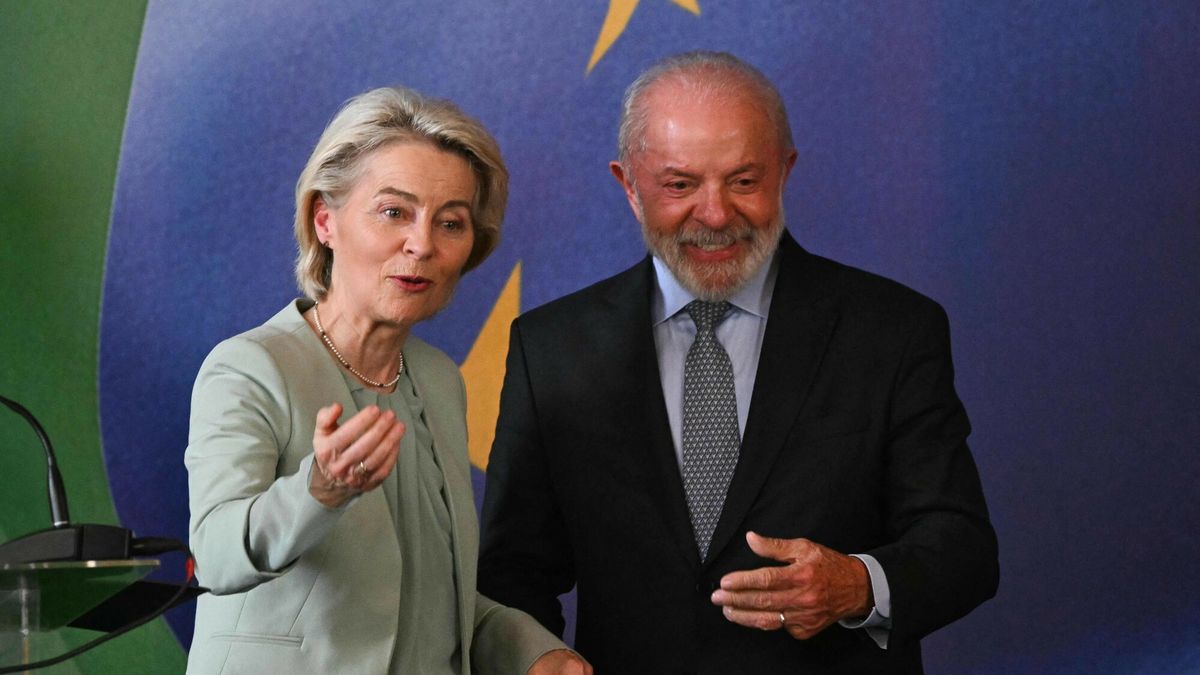 Szefowa KE Ursula von der Leyen (L) i prezydent Brazylii Lula da