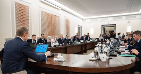 Tusk spotkał się z rządem pierwszy raz. Kamera pokazała kulisy