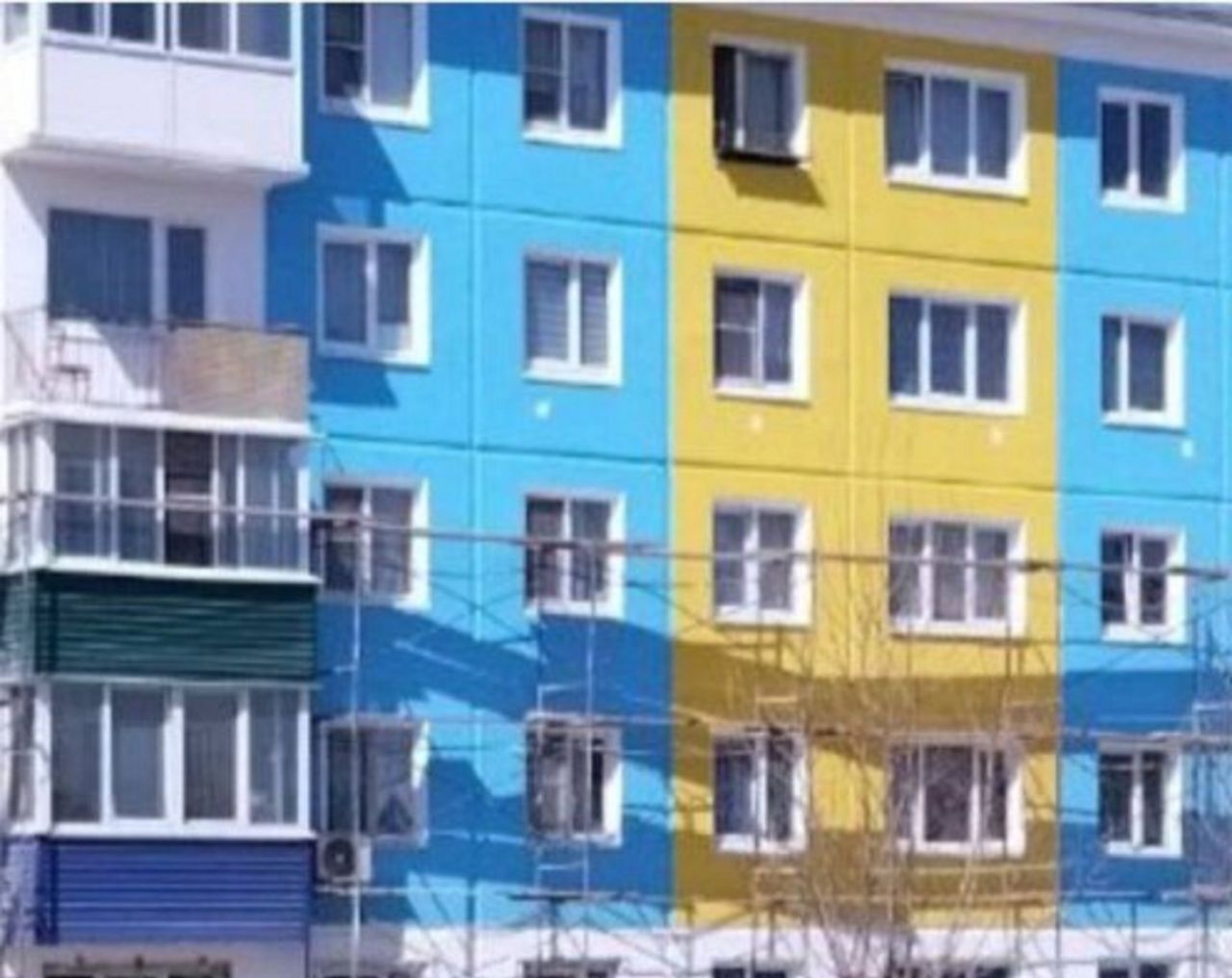 Russian town repaints building amidst outrage over Ukrainian colours