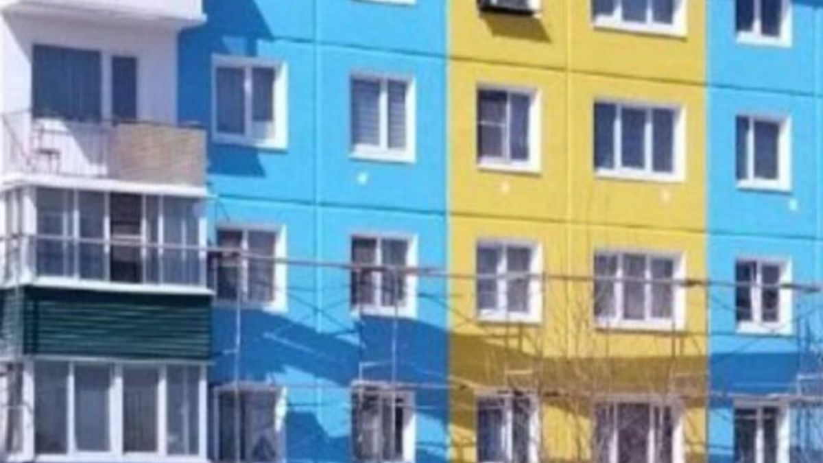 Na takie kolory pomalowano blok w Rosji.