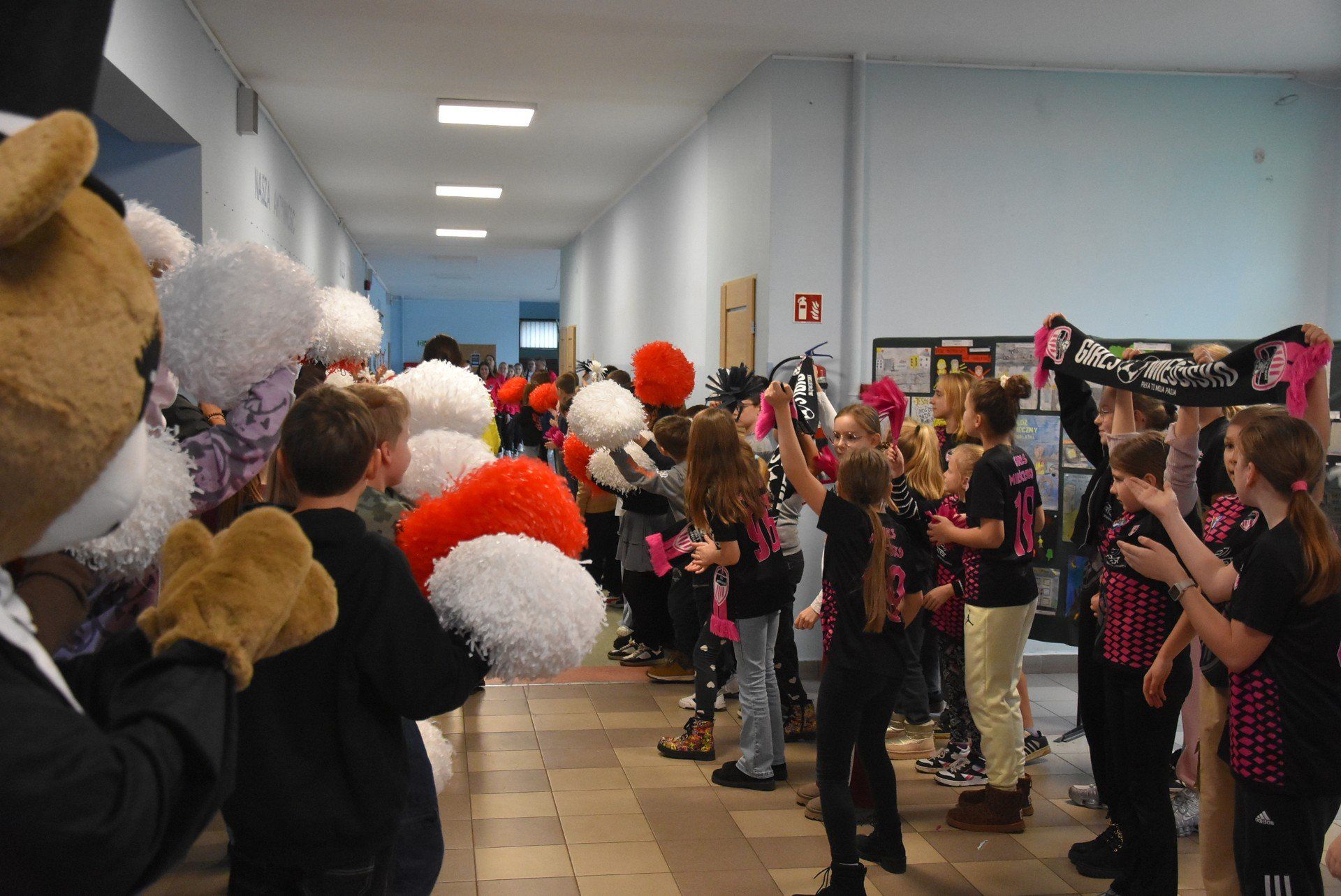 Powitanie młodych zwyciężczyń II turnieju &#34;Z Orlika na stadion&#34;