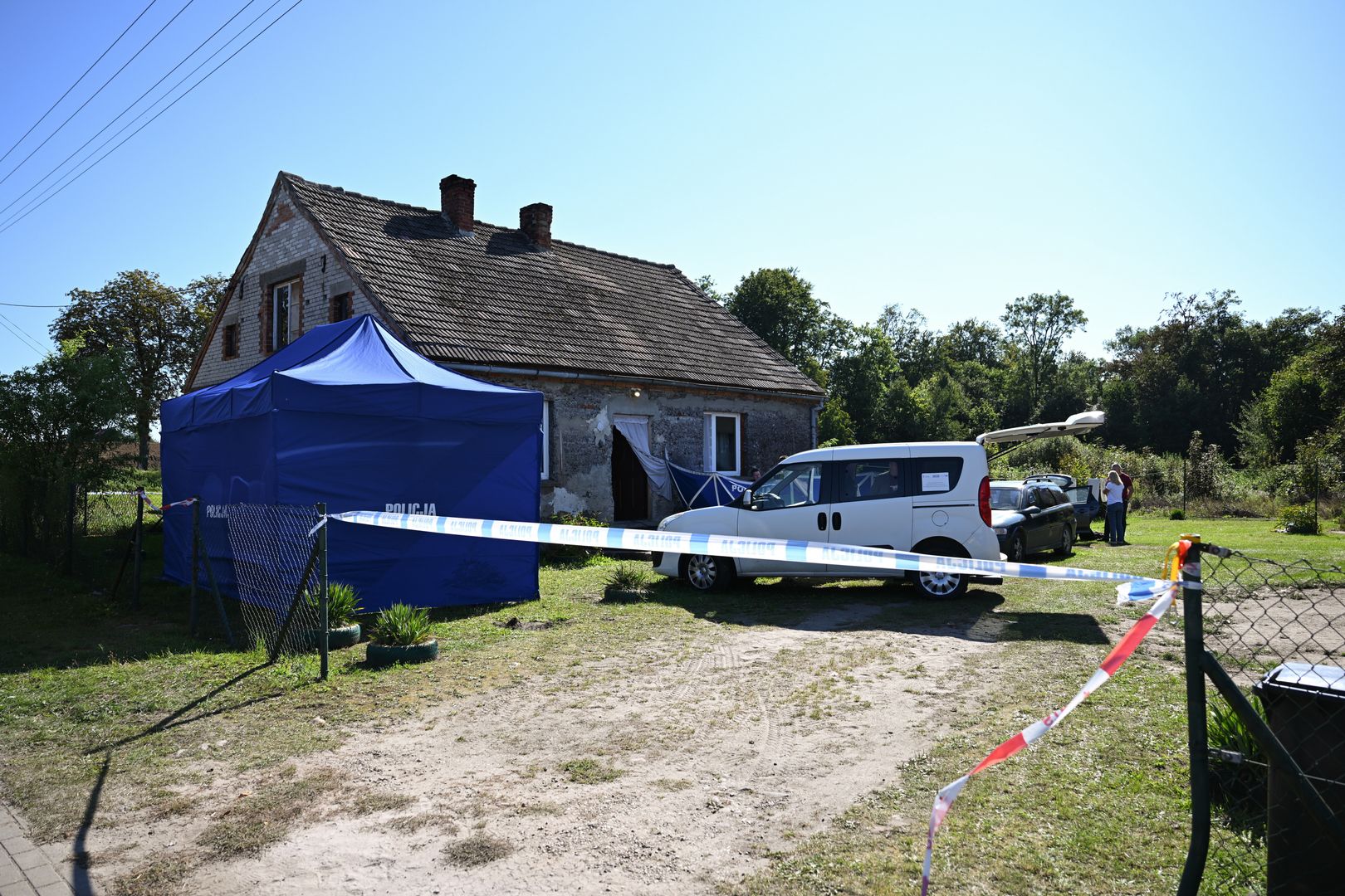 Czerniki (woj. pomorskie), 16.09.2023. Miejsce, w którym odkryto ciała trzech noworodków w piwnicy domu w Czernikach w gminie Stara Kiszewa na Kaszubach, 16 bm. (aldg) PAP/Adam Warżawa*** Zdjęcie do depeszy PAP pt. "Pomorskie/ Zarzuty zabójstwa dla 20-latki z Kaszub; policja odkryła ciało trzeciego noworodka" ***