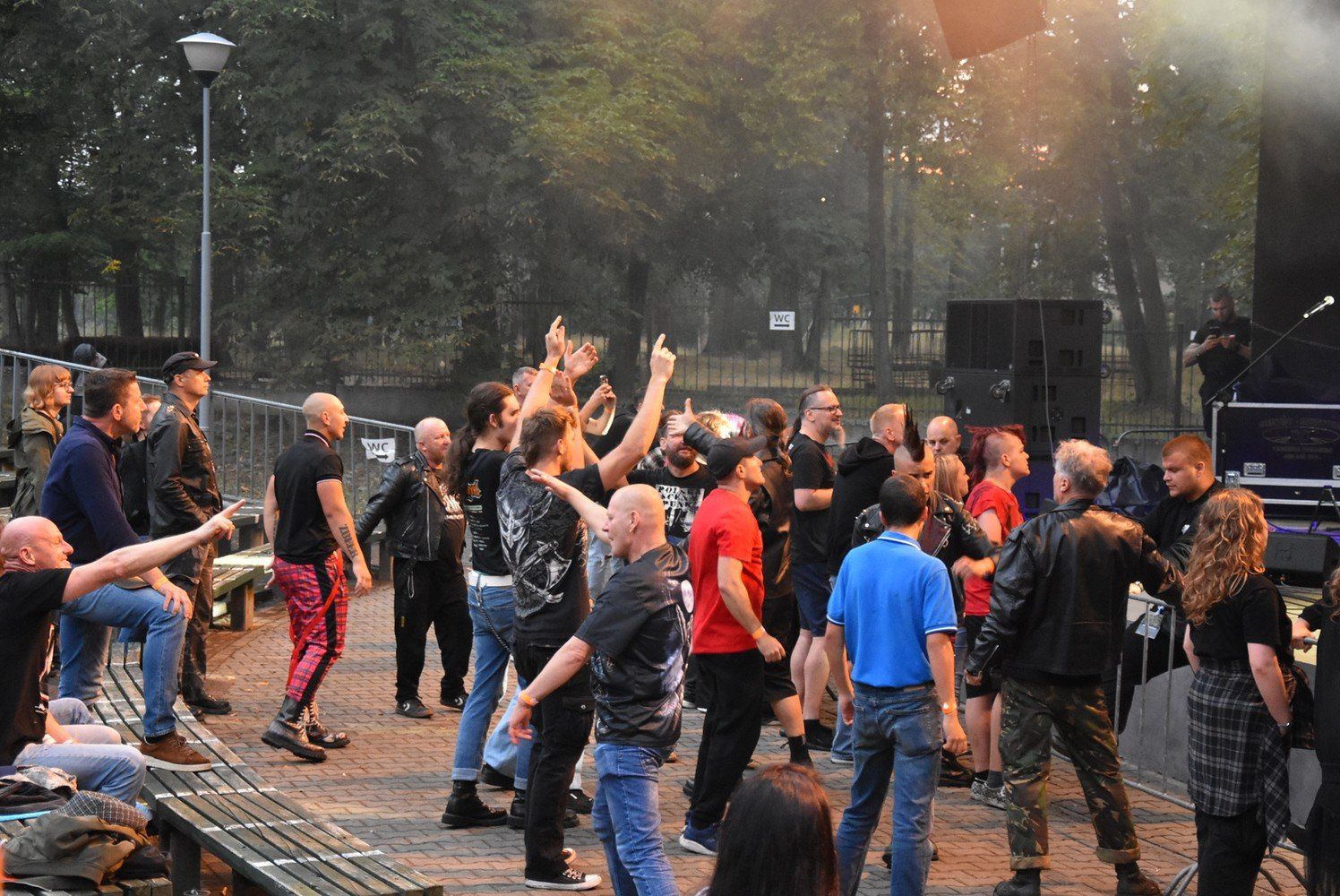 Uczestnicy RockNocy pod sceną
