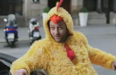 Fałszywy człowiek-kurczak reklamuje KFC (wideo)