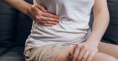 Alarmujące objawy. Znak, że wątroba może być na wykończeniu
