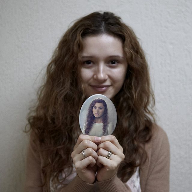 Kontrowersyjny projekt: portret z własnym zdjęciem nagrobkowym 2