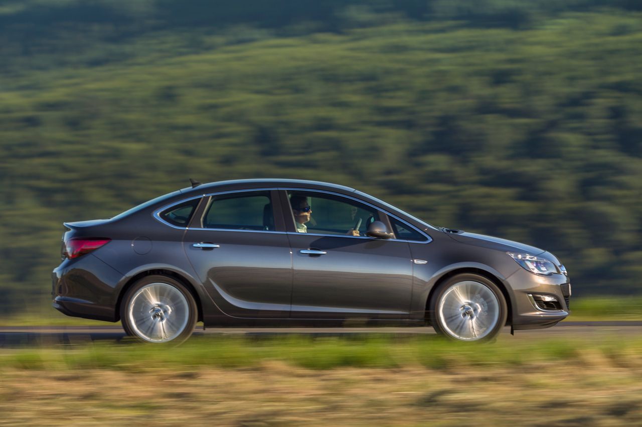 Opel Astra J sedan