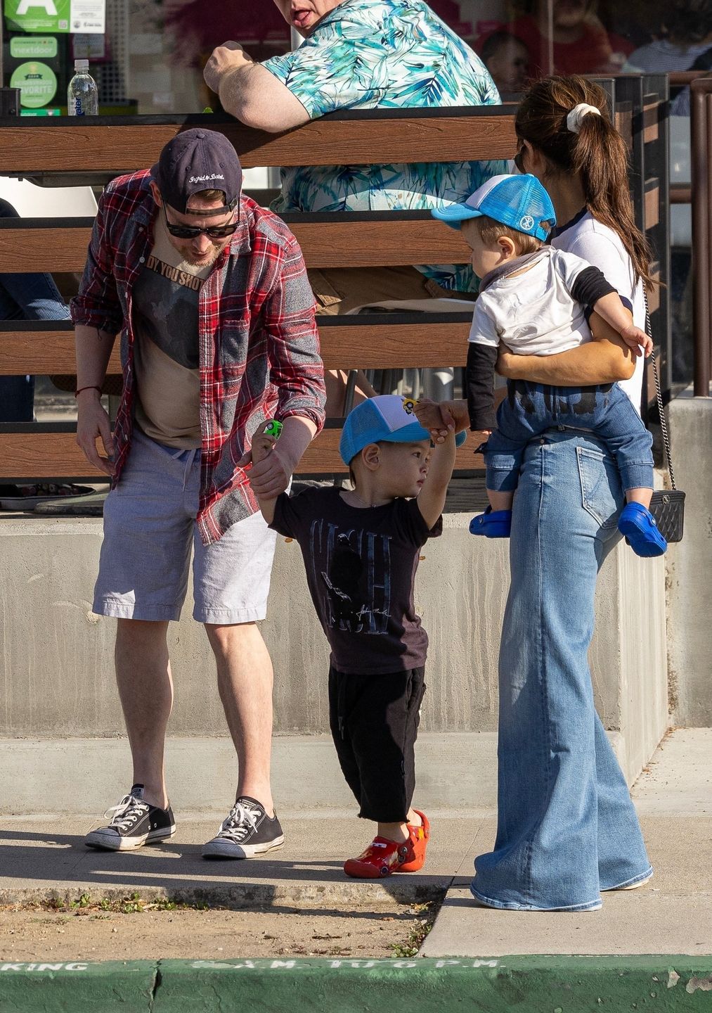 Macaulay Culkin i Brenda Song "przyłapani" z dwoma synami