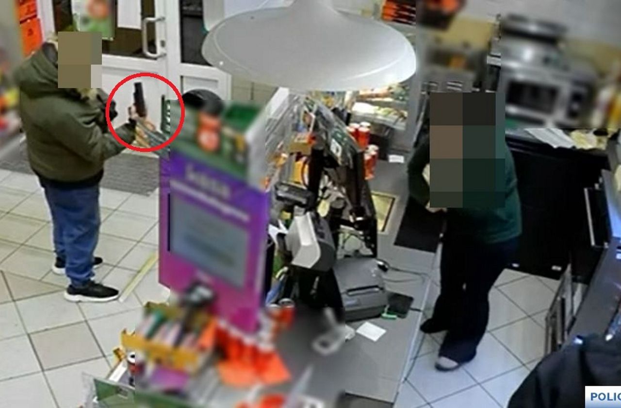 Rozmawiał z ekspedientkami w sklepie. Nagle wyciągnął broń