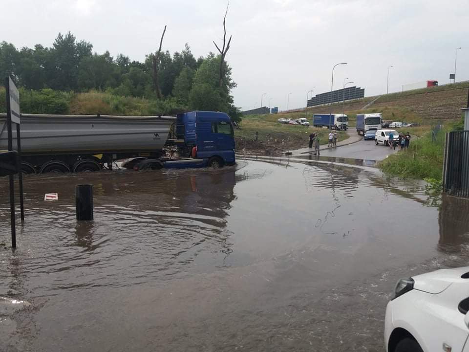 Piekary Śląskie. Zalana ulica Graniczna 