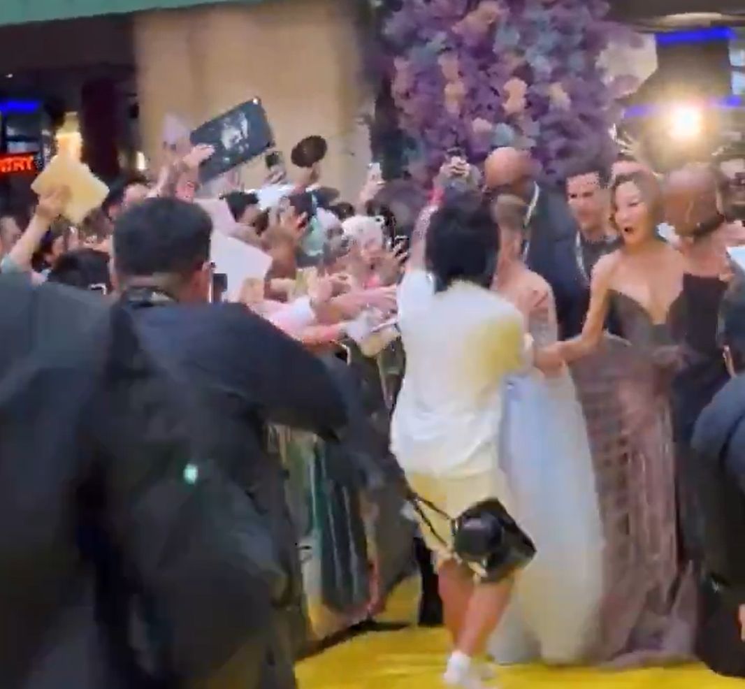 Fan rzucił się na Arianę Grande