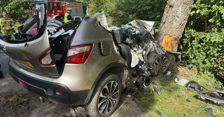 Rodzina rozbiła się o drzewo. Świadek mówi o drodze. "Miejscowi wiedzą"