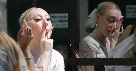 Luna PUSZCZA DYMKA między kęsami, po czym zmywa makijaż przy restauracyjnym stole