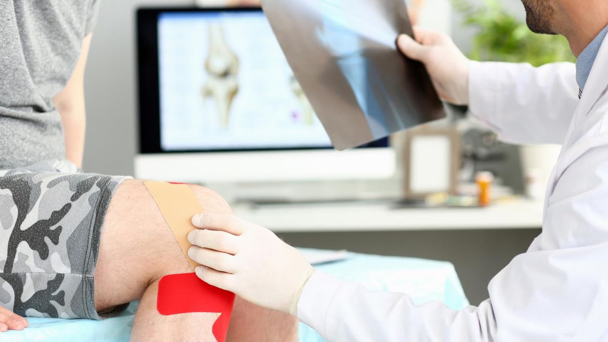 Tramatolog to lekarz, który jednocześnie jest ortopedą, ale ma nieco większe od niego kompetencje. 