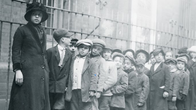 Grupa sierot na przedwojennej fotografii